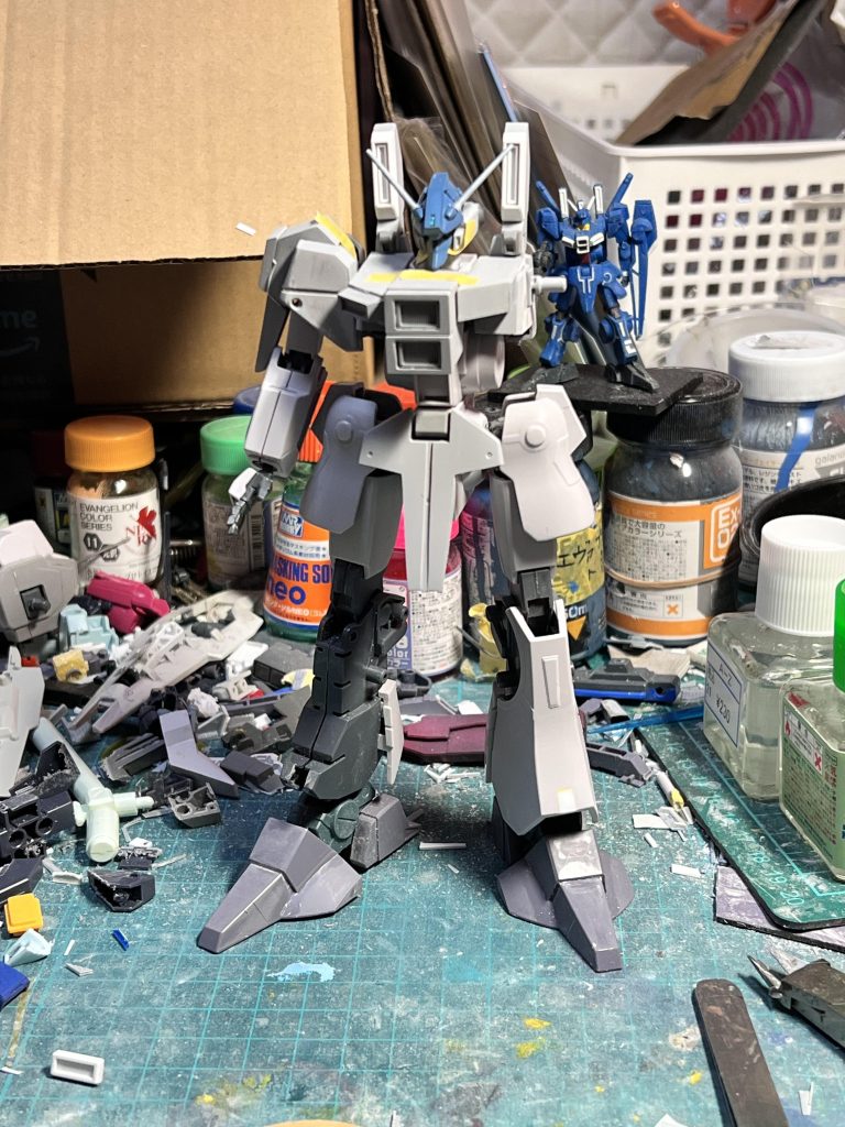 ・顔の幅を広げて丸顔に・肩アーマーの角を丸めて肩幅を狭める・玉袋に見える股間アーマーの形状を弄って‥と先程の問題点を修正していきました。
