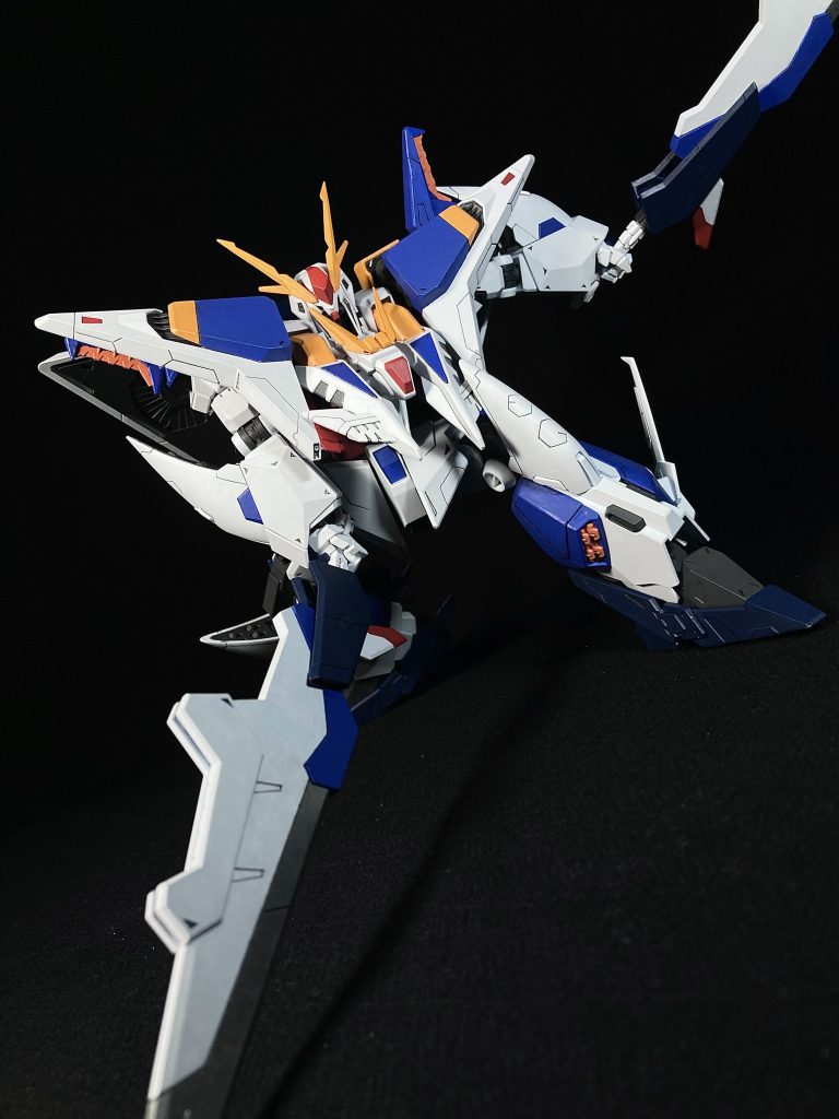 クスィーは肘と膝が大きく尖っている上に肩の前後のアーマー大きく接触するので、躍動感のあるポーズをさせるのに向いてない機体だと思いました。