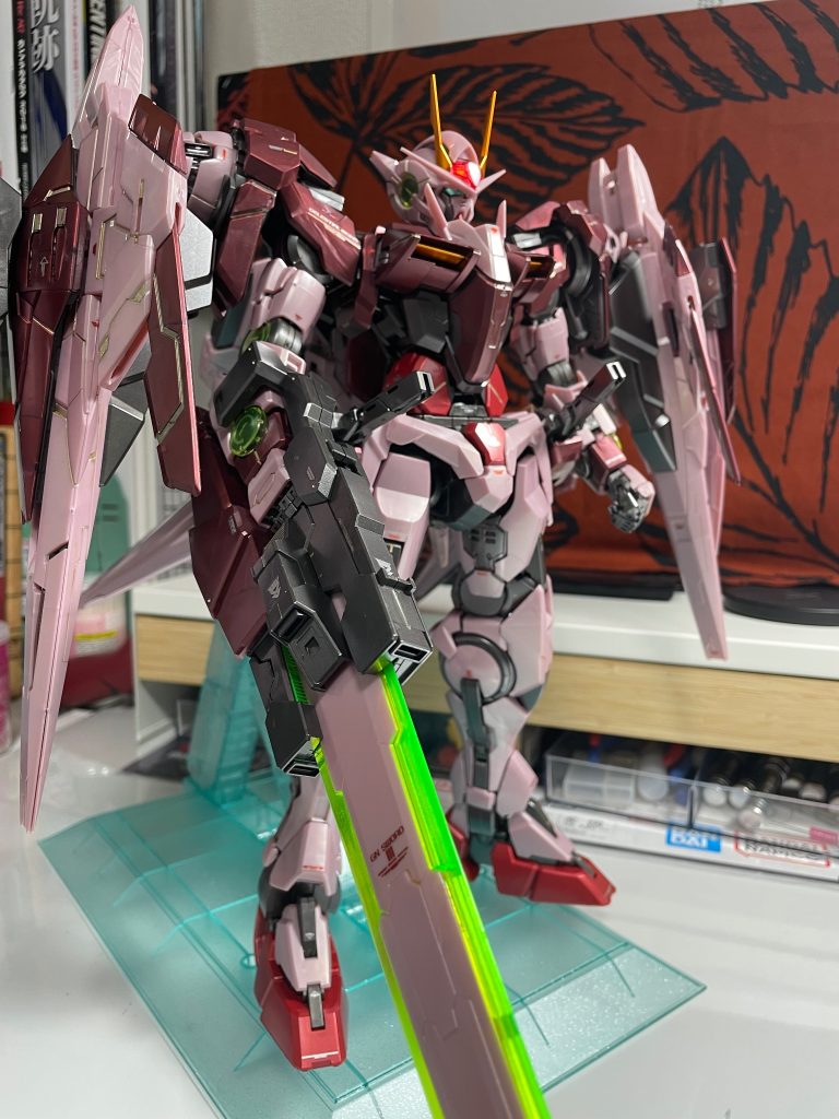 GNソードIIIも迫力があります。こんなに大きいかなーとは思いますが、メメントモリも真っ二つ