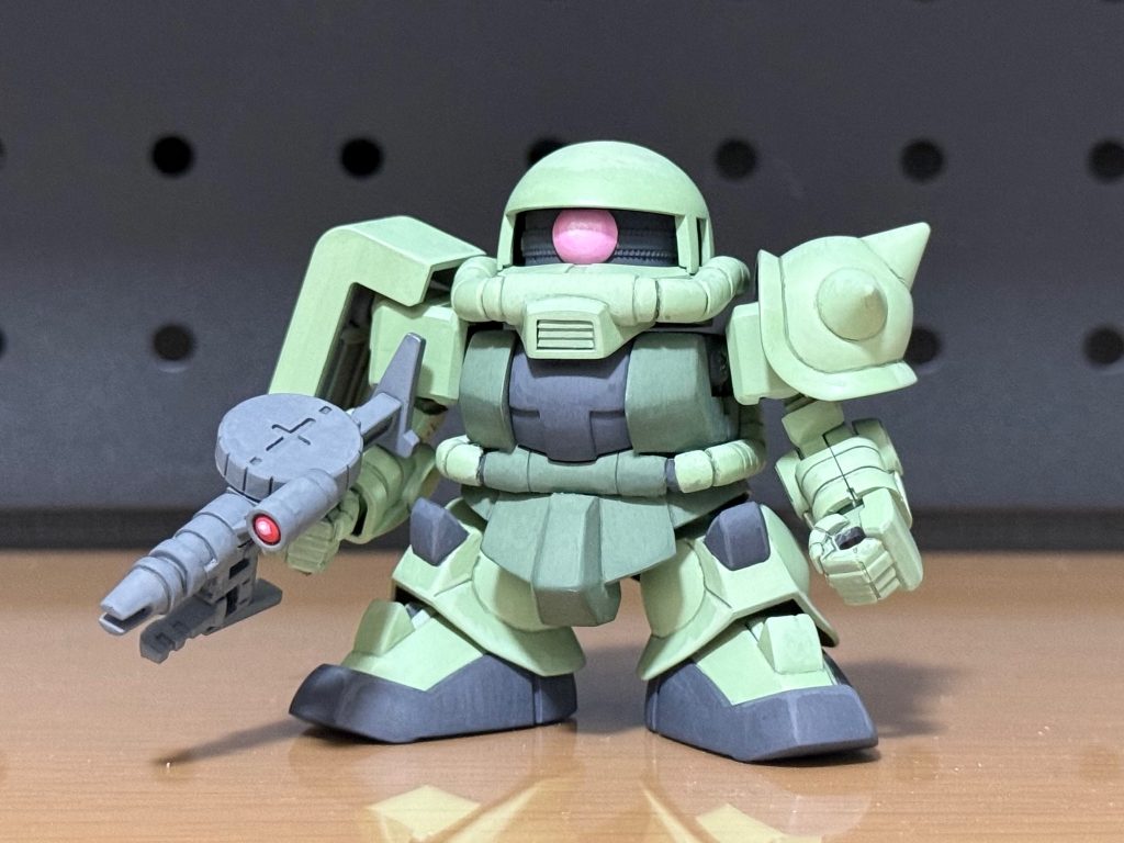 ベース塗装が完了したところ。このくらいにしておけばよかったか。今回ガンダムアッセンブルカラーをメインに筆塗に挑戦したものの、悪戦苦闘。うまくいかず、半ばあきらめの境地に。今回だいぶ勉強できたので、次回に活かします！