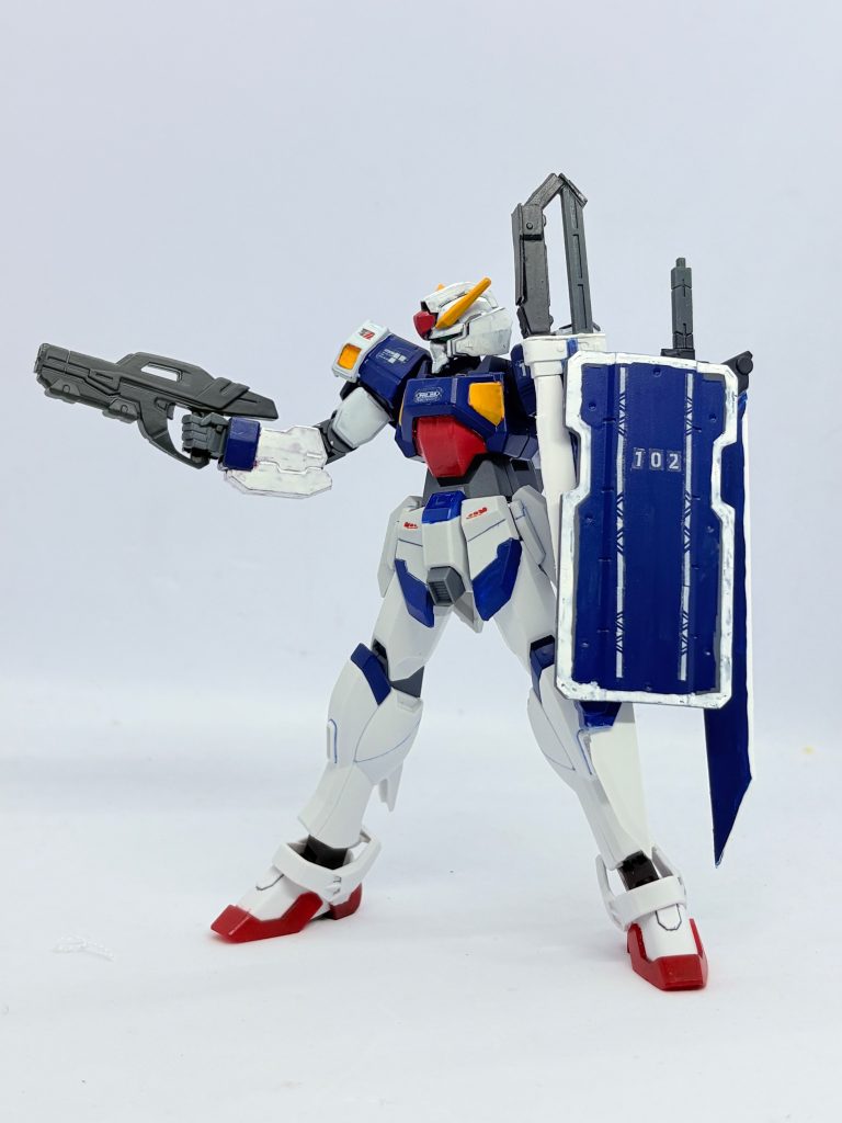 ビームライフル「ビルガ」とシールド「クレインレザー」。数多の道具をしまう鶴革の袋から、剣を収納できる盾に。