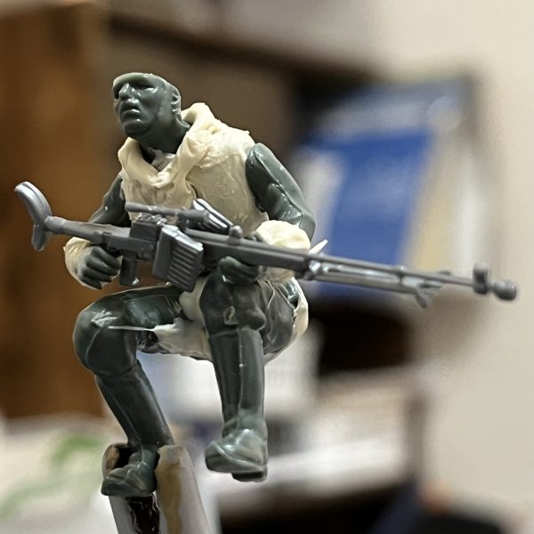 フィギュア2体目と3体目です。2体目の重機関銃にサポートアームを取り付けました。某宇宙海兵隊のスマートガンを参考にしてます😅これで女性兵士でも軽々とぶっ放せます！3体目はスナイパーです。ワッパの座席から飛び降りようとしているポージングです。タミヤの武器セットから通常の狙撃ライフルでは物足りなかったのでド派手な対戦車ライフルを選びスコープを付けました。射程距離が鬼の様にありそうです😅（4枚目）