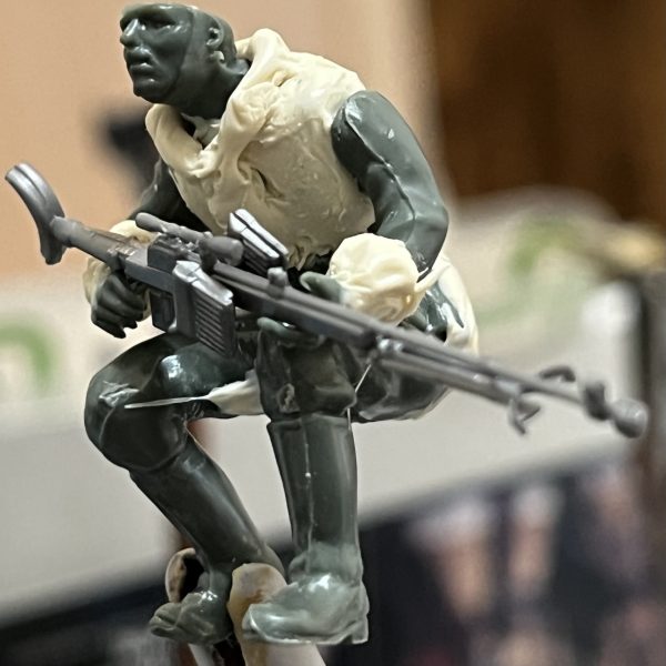 フィギュア2体目と3体目です。2体目の重機関銃にサポートアームを取り付けました。某宇宙海兵隊のスマートガンを参考にしてます😅これで女性兵士でも軽々とぶっ放せます！3体目はスナイパーです。ワッパの座席から飛び降りようとしているポージングです。タミヤの武器セットから通常の狙撃ライフルでは物足りなかったのでド派手な対戦車ライフルを選びスコープを付けました。射程距離が鬼の様にありそうです😅（6枚目）