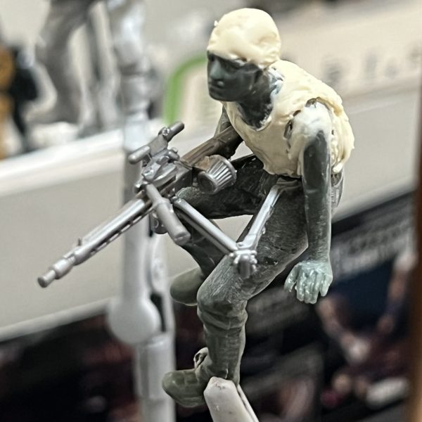 フィギュア2体目と3体目です。2体目の重機関銃にサポートアームを取り付けました。某宇宙海兵隊のスマートガンを参考にしてます😅これで女性兵士でも軽々とぶっ放せます！3体目はスナイパーです。ワッパの座席から飛び降りようとしているポージングです。タミヤの武器セットから通常の狙撃ライフルでは物足りなかったのでド派手な対戦車ライフルを選びスコープを付けました。射程距離が鬼の様にありそうです😅（2枚目）