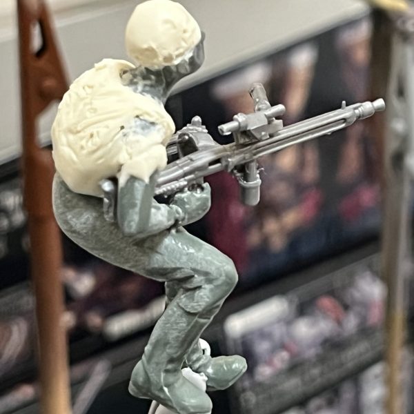 フィギュア2体目と3体目です。2体目の重機関銃にサポートアームを取り付けました。某宇宙海兵隊のスマートガンを参考にしてます😅これで女性兵士でも軽々とぶっ放せます！3体目はスナイパーです。ワッパの座席から飛び降りようとしているポージングです。タミヤの武器セットから通常の狙撃ライフルでは物足りなかったのでド派手な対戦車ライフルを選びスコープを付けました。射程距離が鬼の様にありそうです😅（3枚目）