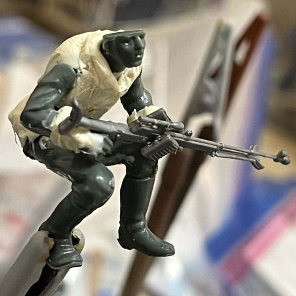 フィギュア2体目と3体目です。2体目の重機関銃にサポートアームを取り付けました。某宇宙海兵隊のスマートガンを参考にしてます😅これで女性兵士でも軽々とぶっ放せます！3体目はスナイパーです。ワッパの座席から飛び降りようとしているポージングです。タミヤの武器セットから通常の狙撃ライフルでは物足りなかったのでド派手な対戦車ライフルを選びスコープを付けました。射程距離が鬼の様にありそうです😅（5枚目）