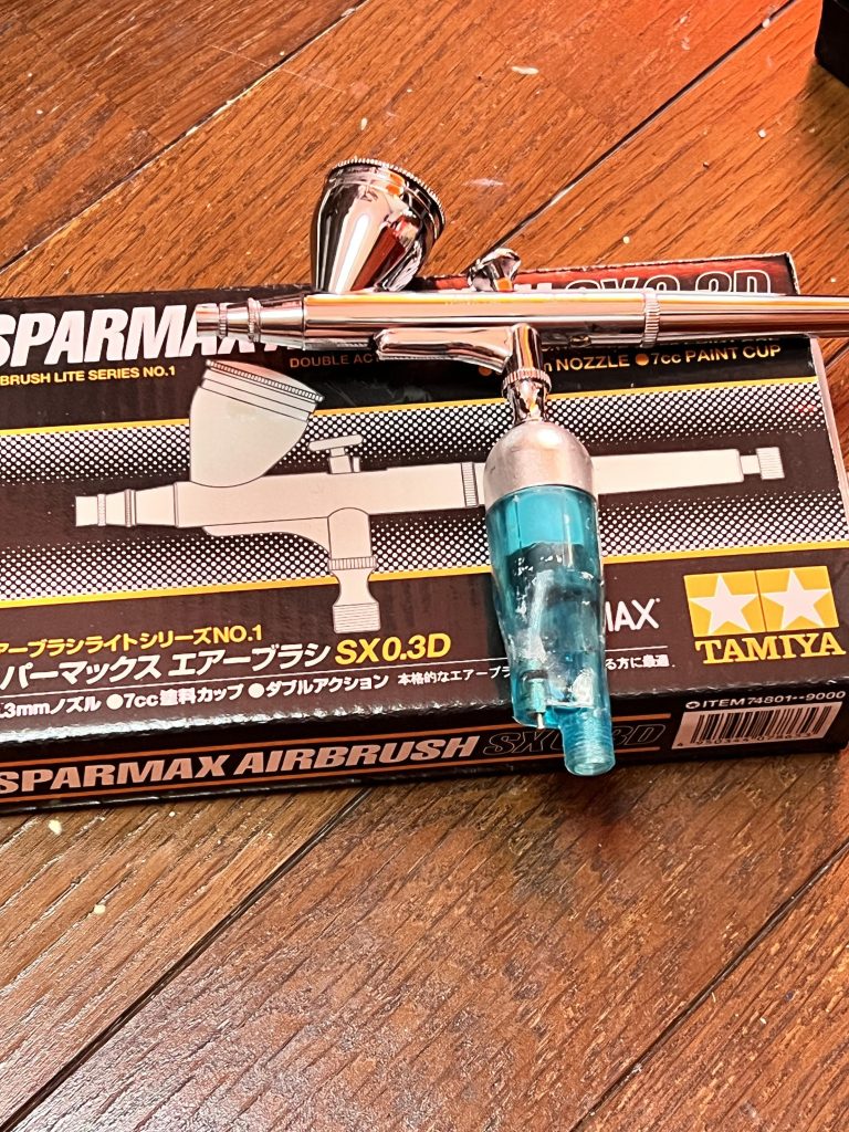 作品名：スパーマックス<p>先日エアブラシのハンドピースを買い換えたので簡素な感想を書きます（ダジャレです😅） 以前はエアブラシ付属のタイプを使っていたのですが、ノズルのネジ穴を潰してしまい再起不能になりました。 それで購入したのがタミヤのスパーマ [&hellip;]</p>
