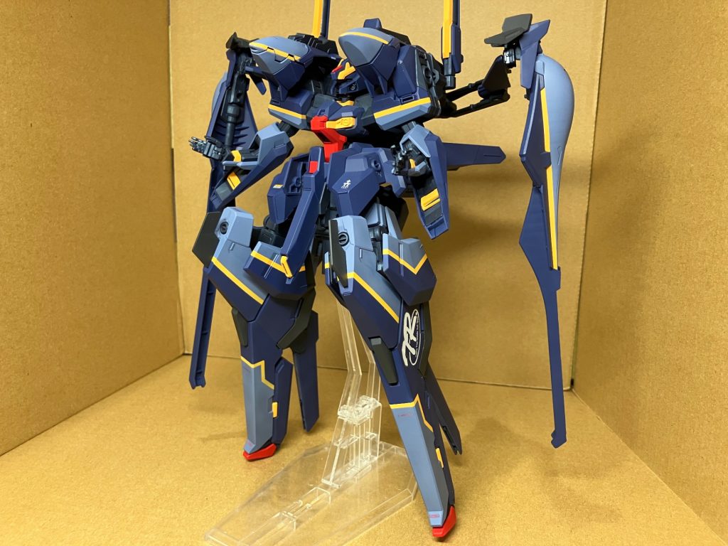 適当にマスキングしてイエローのラインを入れました。艶消しとデカールで完成です。