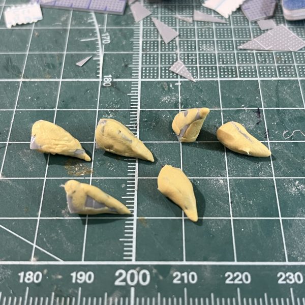 ちょっと間が開きまして…久しぶりの投稿になります。というのも最近仕事が忙しすぎて全然時間が無いのです😭それなのに来月の静岡ホビーショーまでに間に合わせなきゃならないという鬼畜スケジュールで🙃まあそんなことは置いといて現状報告です。一番苦戦するだろうと思った肩周りのパーツ。これは画像のようにジンクスVIの肩をベースにプラ板でカーブの骨組みを4つ作りつつプラ板とパテで整形。接続はボールジョイントにすることで可動域を確保しています。更に幅詰めでシルエットを調節。爪はプラ板をベースにパテで整形しました。足回りはそのままだと上半身と比べて細身になってしまうのでムーンガンダムのパーツでボリュームを持たせました。顔はジークルーネのパーツで仮面っぽくしてあります。角は後で作るということで…最後に元にしたゴアマガラ装備の画像を置いておきました。どうでしょう、寄せれてますかね？（5枚目）