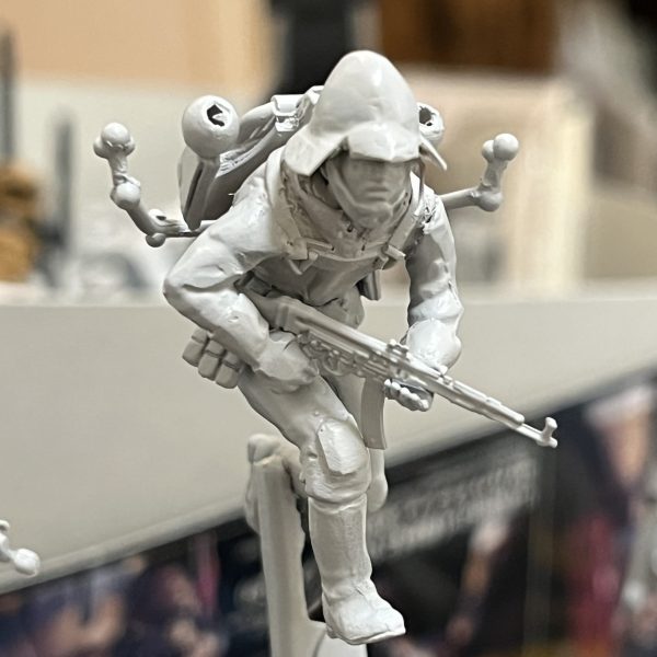 ジオラマタイトルは「LET'S &nbsp;ROCＫ！」…「おっ始めるぞ！／やっちまえ！」という事に😅　やっとフィギュア造作完了！お約束のサフ萌えです😄　ワッパから降り立つジオンデルタフォースチーム😆　今後は念願のワッパに取り掛かります！（4枚目）