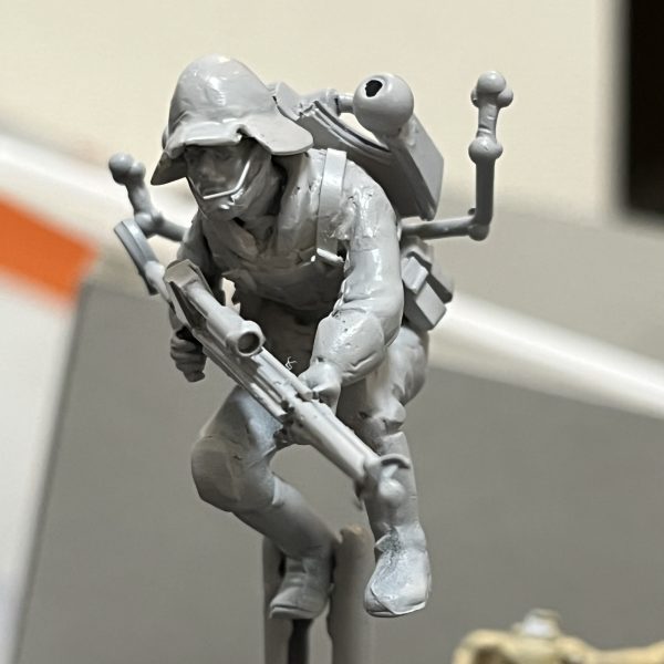 ジオラマタイトルは「LET'S &nbsp;ROCＫ！」…「おっ始めるぞ！／やっちまえ！」という事に😅　やっとフィギュア造作完了！お約束のサフ萌えです😄　ワッパから降り立つジオンデルタフォースチーム😆　今後は念願のワッパに取り掛かります！（5枚目）