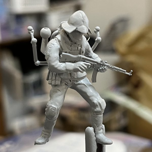 ジオラマタイトルは「LET'S &nbsp;ROCＫ！」…「おっ始めるぞ！／やっちまえ！」という事に😅　やっとフィギュア造作完了！お約束のサフ萌えです😄　ワッパから降り立つジオンデルタフォースチーム😆　今後は念願のワッパに取り掛かります！（6枚目）