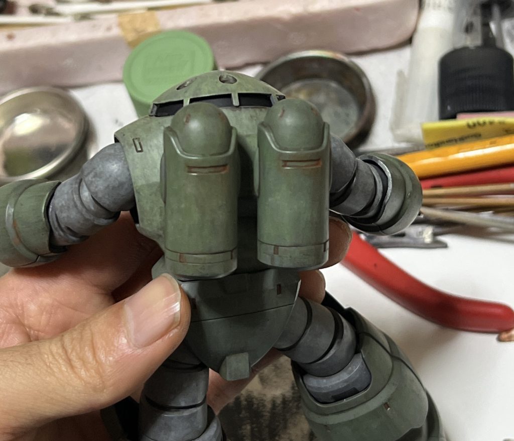 濃い緑のパーツにはエナメルの赤サビをピンポイントで。