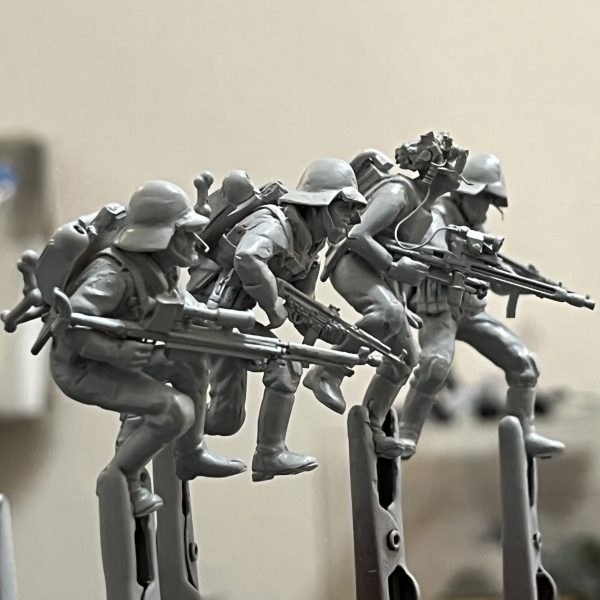 ジオラマタイトルは「LET'S &nbsp;ROCＫ！」…「おっ始めるぞ！／やっちまえ！」という事に😅　やっとフィギュア造作完了！お約束のサフ萌えです😄　ワッパから降り立つジオンデルタフォースチーム😆　今後は念願のワッパに取り掛かります！（7枚目）