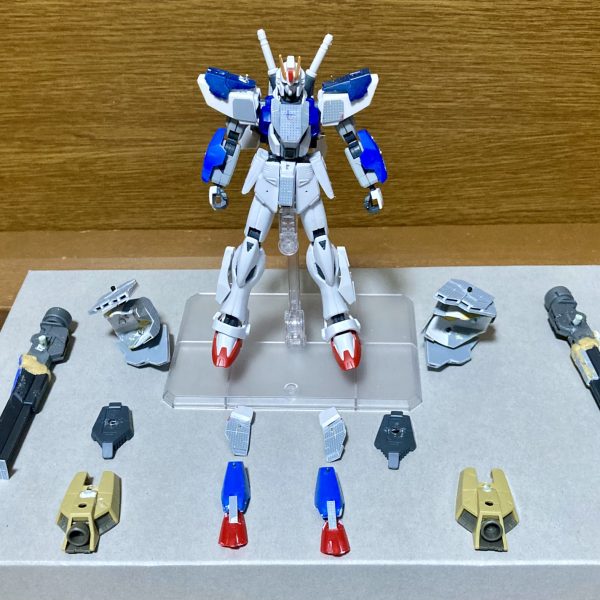 久しぶりにガンプラを弄っています。F91を芯にして、大好きなフォーミュラ世代の技術を色々組み合わせた機体を作りたいと思ってます。とりあえずやりたいギミックは積めたので、あとはなんとか見れる程度まで見た目を整えてきたいです。（4枚目）