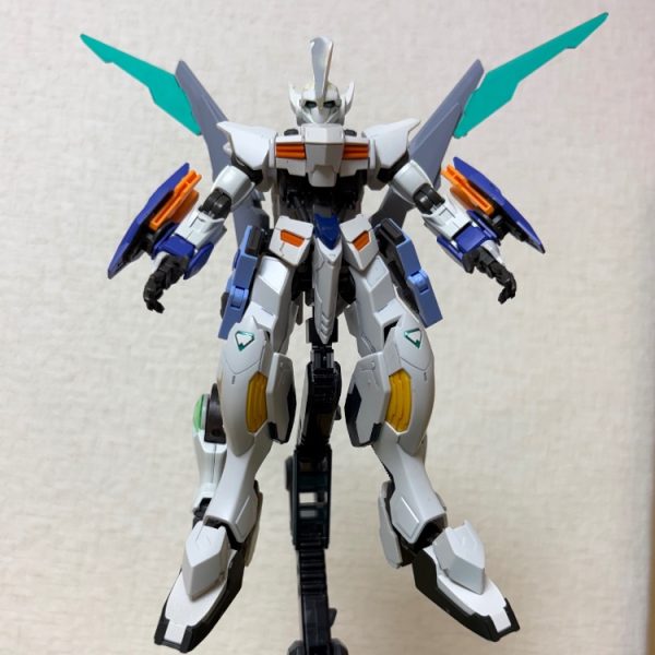 【コンセプト：二つの心臓を持つ実験機】前回のフレーム状態から装甲を装着し、本格的な実働テストに入った「ペンデュラム」の最新形態です。鉄血の**「エイハブ・リアクター」と、00の「GNドライヴ」**という、本来交わらない二つの動力を強引に同期させた、世界に一機の実験機という設定で制作しています。【機体設定：3つの重要ポイント】1. 「未完成」を象徴する無彩色装甲（アクロマティック・アーマー）機体が白とグレーで構成されているのは、まだ調整段階の**「ニュートラル状態」**だからです。塗装という「色」を纏う前のこの姿は、内部から溢れ出すエネルギーを最も正確に観測するためのテスト仕様。未完成ゆえの不気味さと、機能美を両立させました。2. 固定武装：双腕式エメラルド・ブレード「振り子」のような超高速機動に耐えるため、手持ちの長剣を廃止。両腕のユニットから直接、エメラルドグリーンの光刃を形成します。抜刀のタイムラグをゼロにし、すれ違いざまに敵を切り裂く、一撃離脱に特化した武装です。3. 脚部ギミック：高機動スライダー（ランドスピナー型）一見すると騎士のような美しいシルエットですが、脚部背面には地上走行用のローラーユニットを装備しています。• 背中の翼： 空中を舞う「反重力」• 足裏の車輪： 大地を駆ける「超加速」この二つが合わさることで、物理法則を無視した「振り子（ペンデュラム）」のような予測不能な機動を実現します。【制作のこだわり：ここを見てほしい！】• ミキシングの妙： 白とグレーの成型色で見せることで、異なるキットのパーツがいかに違和感なく一体化しているか、その「形」の面白さを追求しました。• 隠れたロマン： 見えにくい脚部裏のローラーユニットなど、**「裏側にこそ機能が詰まっている」**というメカとしての説得力に力を入れています。&nbsp;（1枚目）