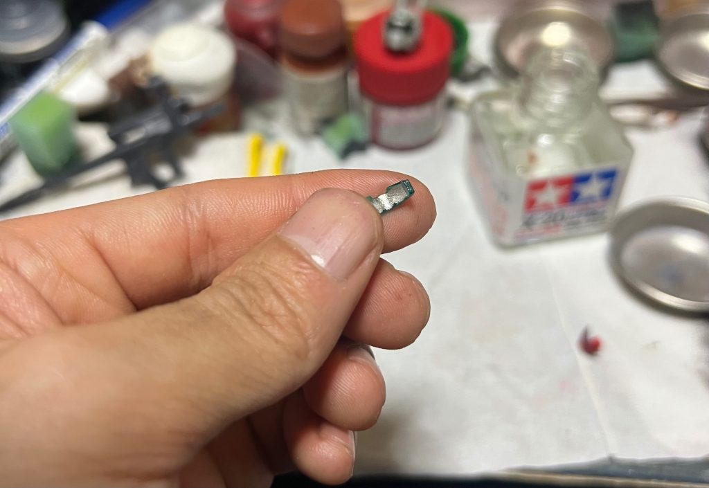 頭部のクリアパーツの裏にはシルバーのマーカーを塗っています。光に反射してキラッと✨