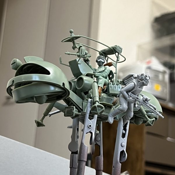 ワッパの仮組みが終わったのでフィギュアを配置してみました。イメージ通りです😄兵士を4人乗せようと思ってましたがバランスが悪いので2人にしました。WikipediaみたらMAX4人乗りだそうです。左右に一人づつと後部の荷台に1人という配置なのだと思います。残りの2人はすでに他のワッパから降下した後という設定にします。ワッパのパイロットフィギュアですが頭が小さかったのでタミヤの物にすげ替える事にしました。逆に良い感じになりました😁2人の座席デザインをこれから考えます😅（2枚目）
