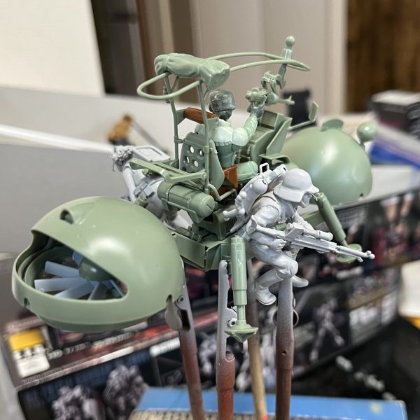 ワッパの仮組みが終わったのでフィギュアを配置してみました。イメージ通りです😄兵士を4人乗せようと思ってましたがバランスが悪いので2人にしました。WikipediaみたらMAX4人乗りだそうです。左右に一人づつと後部の荷台に1人という配置なのだと思います。残りの2人はすでに他のワッパから降下した後という設定にします。ワッパのパイロットフィギュアですが頭が小さかったのでタミヤの物にすげ替える事にしました。逆に良い感じになりました😁2人の座席デザインをこれから考えます😅（6枚目）