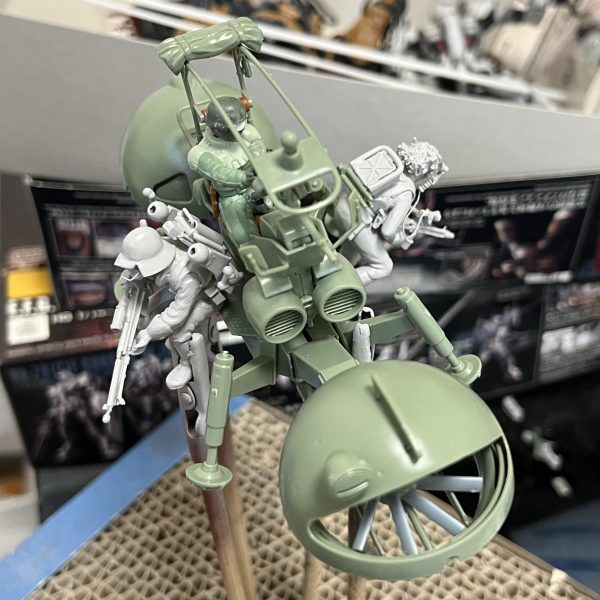 ワッパの仮組みが終わったのでフィギュアを配置してみました。イメージ通りです😄兵士を4人乗せようと思ってましたがバランスが悪いので2人にしました。WikipediaみたらMAX4人乗りだそうです。左右に一人づつと後部の荷台に1人という配置なのだと思います。残りの2人はすでに他のワッパから降下した後という設定にします。ワッパのパイロットフィギュアですが頭が小さかったのでタミヤの物にすげ替える事にしました。逆に良い感じになりました😁2人の座席デザインをこれから考えます😅（4枚目）