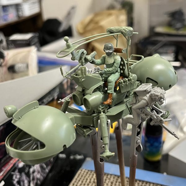 ワッパの仮組みが終わったのでフィギュアを配置してみました。イメージ通りです😄兵士を4人乗せようと思ってましたがバランスが悪いので2人にしました。WikipediaみたらMAX4人乗りだそうです。左右に一人づつと後部の荷台に1人という配置なのだと思います。残りの2人はすでに他のワッパから降下した後という設定にします。ワッパのパイロットフィギュアですが頭が小さかったのでタミヤの物にすげ替える事にしました。逆に良い感じになりました😁2人の座席デザインをこれから考えます😅（3枚目）