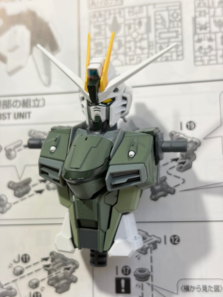 胸のダクト部について、当初は成形色のグレーで製作を進めておりましたが、ワンポイントが欲しく黄色に塗り直した次第です。