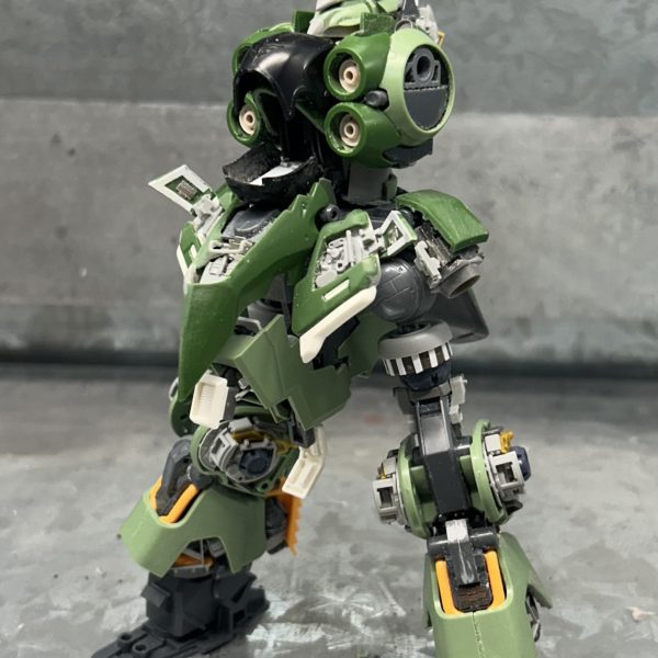 何故か誰も作っていないフルハッチオープン状態のクシャトリア製作中です。股フレームはジャンクパーツでそれらしく自作しています。顔も好みな感じに…。（2枚目）