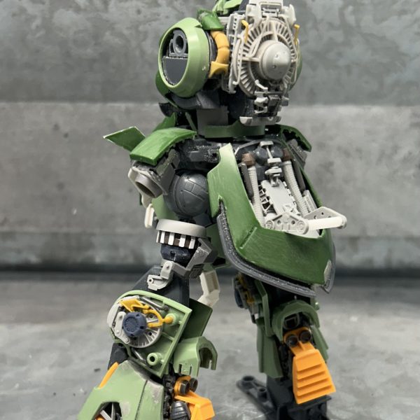 何故か誰も作っていないフルハッチオープン状態のクシャトリア製作中です。股フレームはジャンクパーツでそれらしく自作しています。顔も好みな感じに…。（3枚目）