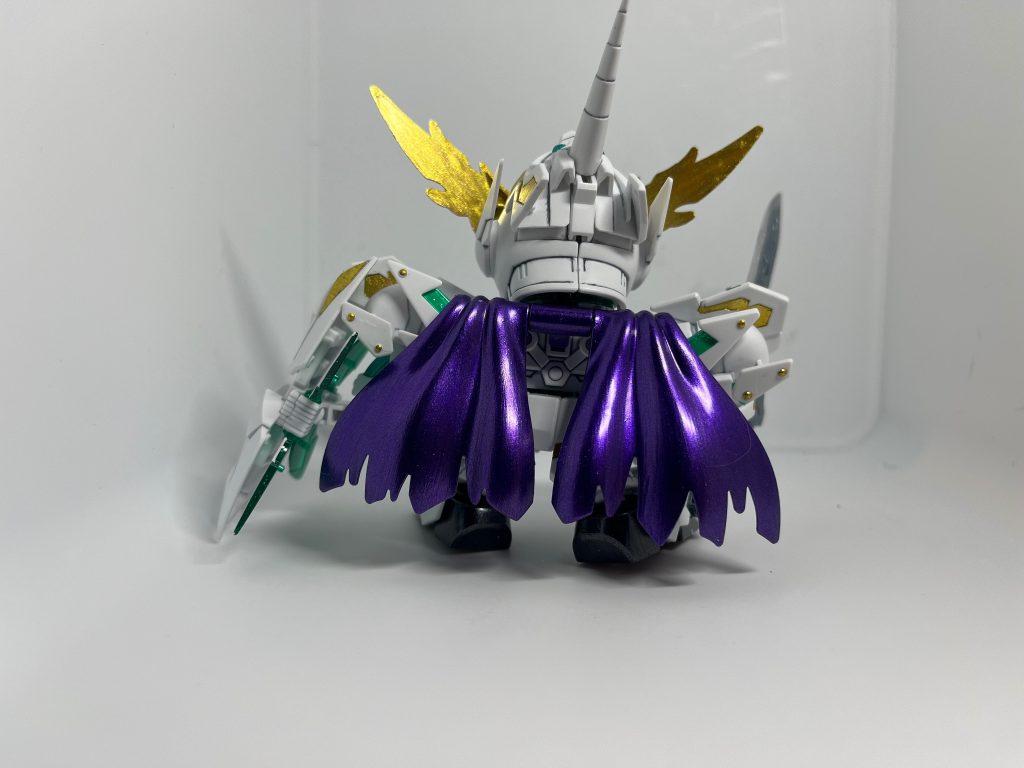 ピッカピカのマントが良き。