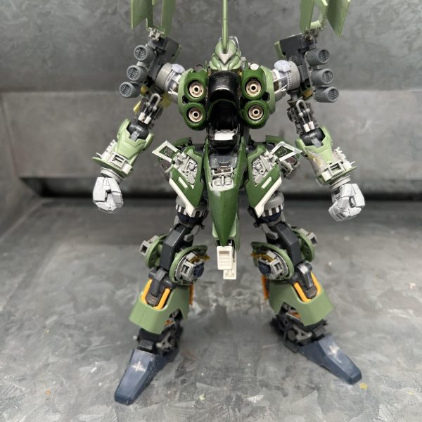 やっと本体の工作が終わりました。露出する肩、股関節はいろんなパーツ使いフルスクラッチしています。握り手は1/100推奨のHDパーツジオン軍用。無改造でつきました。(涙)（3枚目）