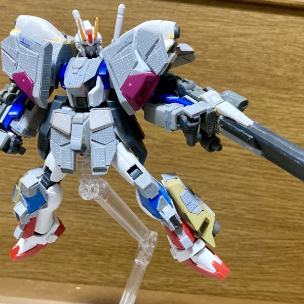 HGUCガンダムF91を改造中。ビームシールドをハードポイントに付けられるようにして、これでやりたいギミックは盛り込めたので、後は出来る限りディテールを加えつつ、パテで隙間を整えてサフに移行していこうと思います。（4枚目）