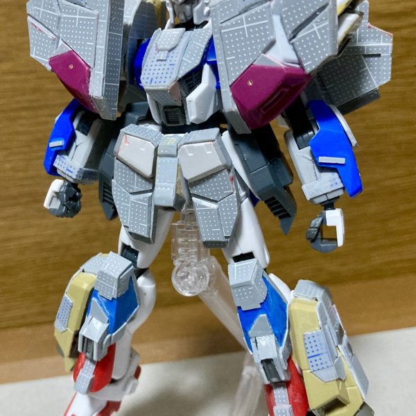 HGUCガンダムF91を改造中。ビームシールドをハードポイントに付けられるようにして、これでやりたいギミックは盛り込めたので、後は出来る限りディテールを加えつつ、パテで隙間を整えてサフに移行していこうと思います。（2枚目）