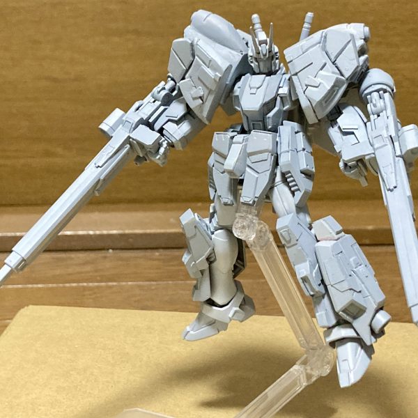 HGUC ガンダムF91改造進捗。ギミックの追加+サフまで完了。フェイスオープン用のフェイスを改造して、なんちゃってF80風の顔を作成しました。また、ツノを横に展開する設定にして、それに合わせて頭部を2種類作成しました。アイデアを出し尽くしたので、後は色をじっくり決めて、塗装に入りたいと思います。（2枚目）
