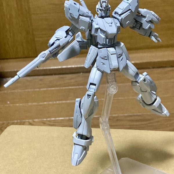 HGUC ガンダムF91改造進捗。ギミックの追加+サフまで完了。フェイスオープン用のフェイスを改造して、なんちゃってF80風の顔を作成しました。また、ツノを横に展開する設定にして、それに合わせて頭部を2種類作成しました。アイデアを出し尽くしたので、後は色をじっくり決めて、塗装に入りたいと思います。（3枚目）