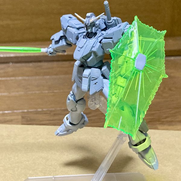 HGUC ガンダムF91改造進捗。ギミックの追加+サフまで完了。フェイスオープン用のフェイスを改造して、なんちゃってF80風の顔を作成しました。また、ツノを横に展開する設定にして、それに合わせて頭部を2種類作成しました。アイデアを出し尽くしたので、後は色をじっくり決めて、塗装に入りたいと思います。（4枚目）