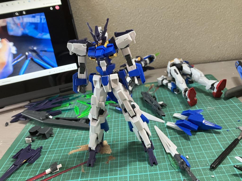 最初に本体のおおまかな形を決定しました。この作品は元となる作品があったので比較的簡単にまとめることができました。