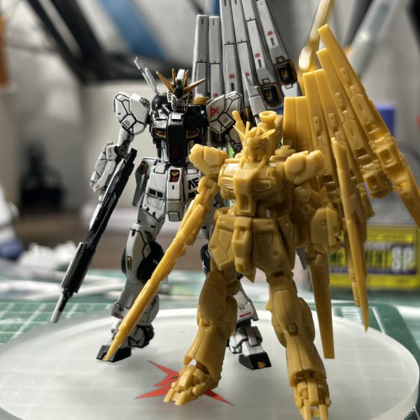 よく出来てますね〜でもバランス悪かったから、さっそく脚長くした。笑バランス良くなったでしょ？✋😆数年前に作ったνガンダムと並べたけど全然大きさ違う。今見るとうーんって感じの出来だけど、まぁ当時にしてはよく頑張ったなぁと思います😂（3枚目）