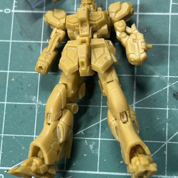 足パーツの後ハメ加工と彫り直しを始めました。ふくらはぎの黄色い箇所も処理に困ったのでスジボリで別パーツっぽくなるように彫って見ました。MGユニコーンと同時進行でいきます。笑（2枚目）