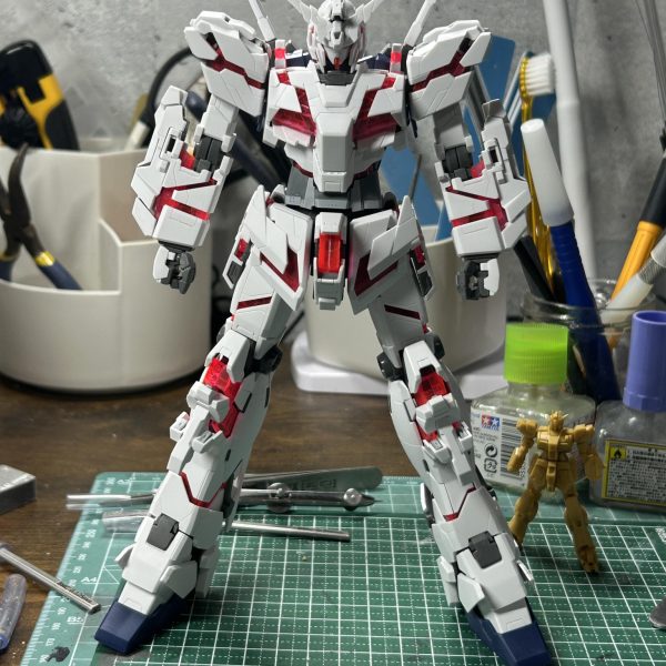 足パーツの後ハメ加工と彫り直しを始めました。ふくらはぎの黄色い箇所も処理に困ったのでスジボリで別パーツっぽくなるように彫って見ました。MGユニコーンと同時進行でいきます。笑（3枚目）