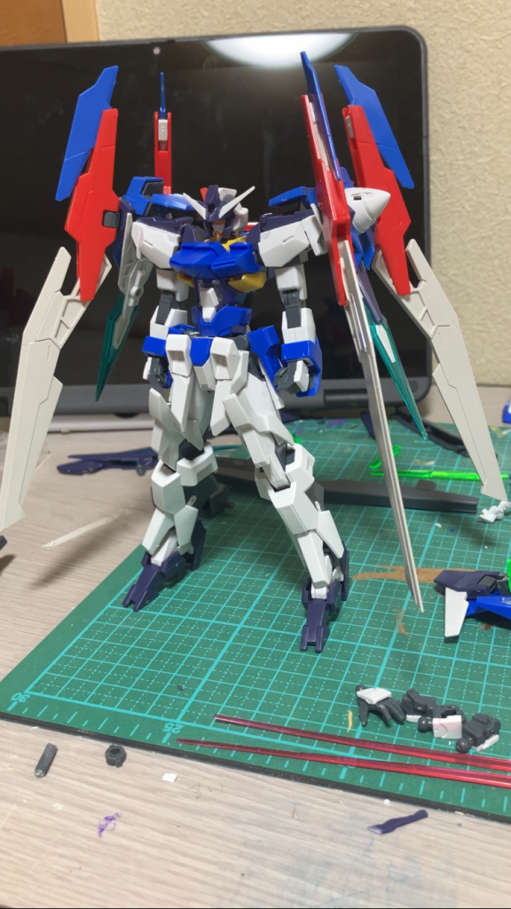 次にこの機体の大きな特徴となる4枚のウイングとそれを取り付けるバインダーとアームを取り付けました。AGEⅡマグナムは余剰でもう一つシールドが付いてくるのでそれをダブルオーダイバーのバインダーに取り付けました。