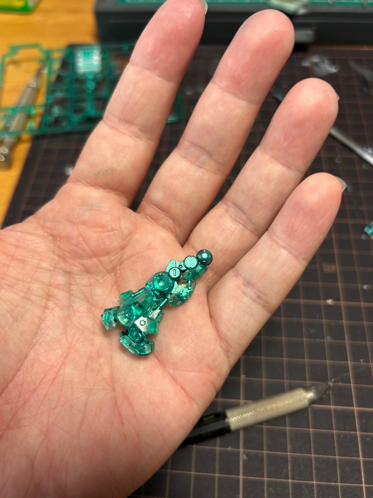 ナイチンゲール、レアカラーのフレームをアイアン色で塗った際に隣接部のクリア部分が暗くなってしまった経験から今回フレームは外装と同系色のメタルグリーンにしました。