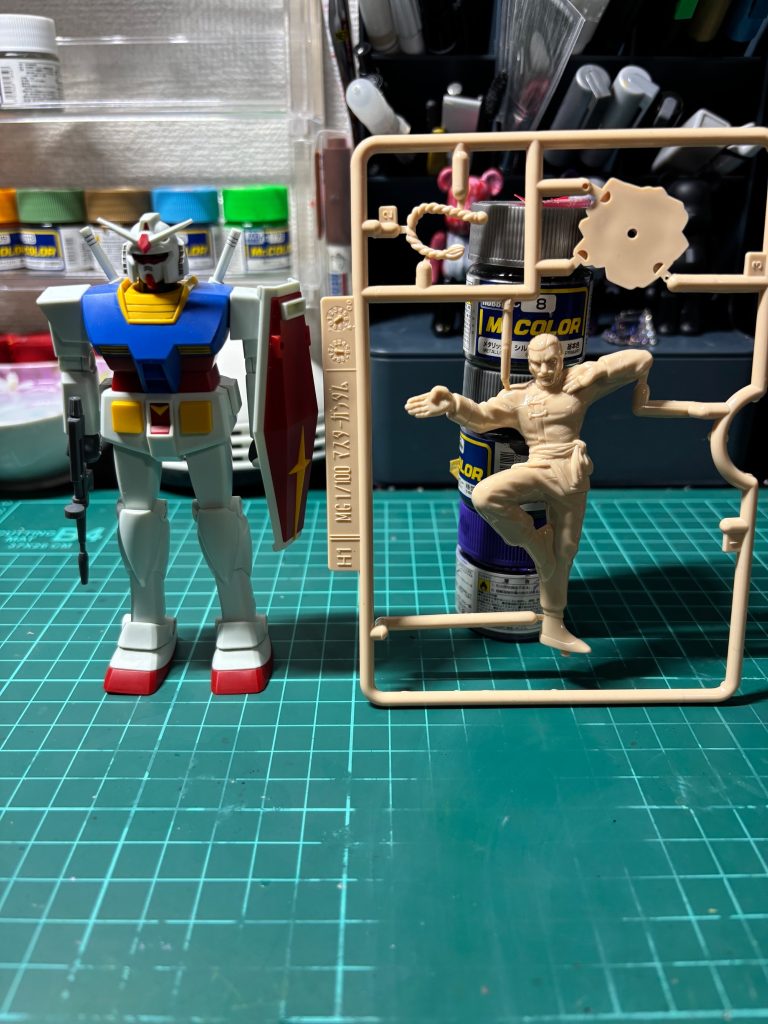 ランナー状態。1/144サイズのガンダムと比べるとその大きさが分かりますね。
