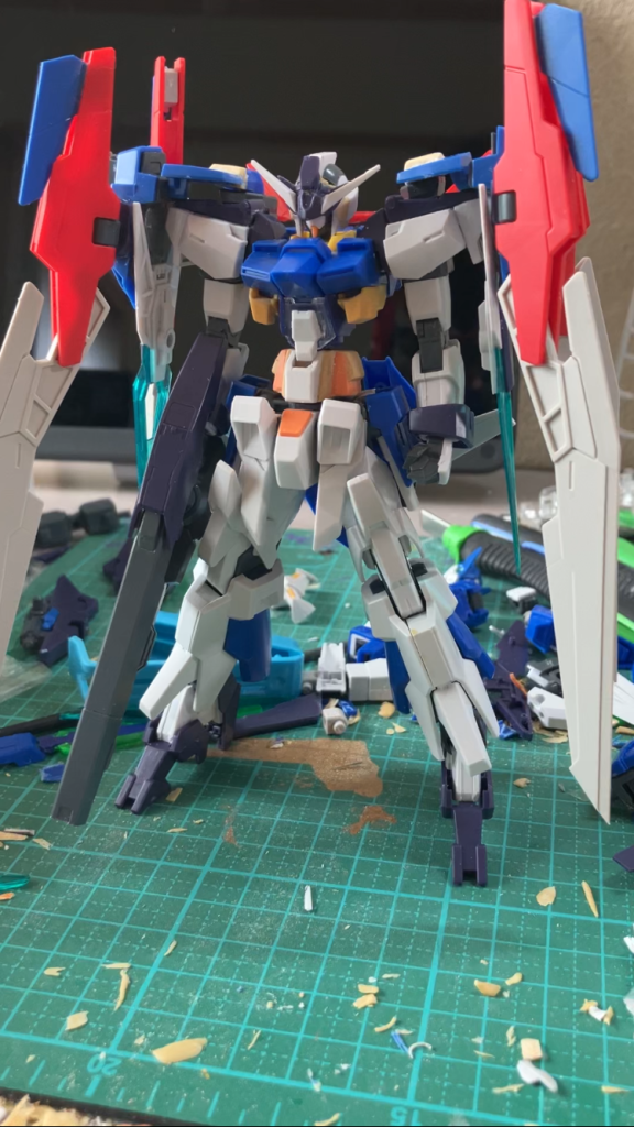 次に武器の作成と細かな箇所の変更，改善を行いました。腰のフロントアーマーがプラプラしていて安定していなかったので受けの方をFXからマグナムに変更。ウエストの部分にマグナムの上からパテとプラバンで形状変更したものをつけ、逆ハの字からハの字のような形に変更。