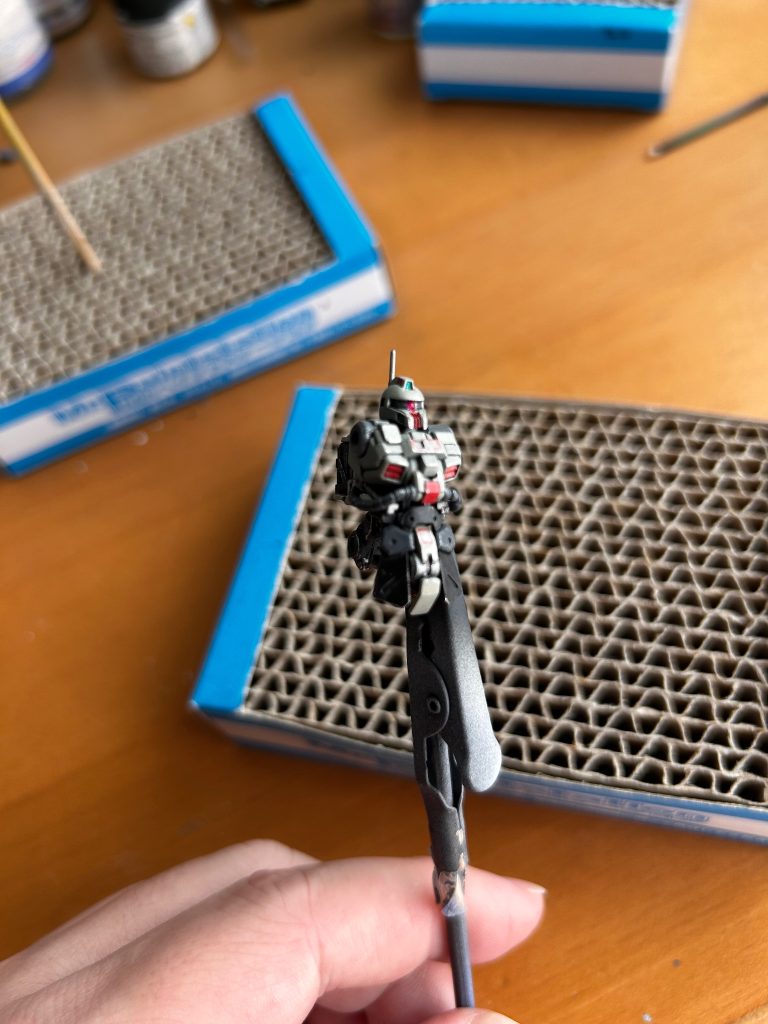 メカサフのスーパーヘヴィー、調色したサンドカラーをエアブラシ塗装。他は筆で部分塗装しています。胸や足、盾のオレンジのラインはあるとないとでは随分と雰囲気が変わるので頑張って筆で描きました。
