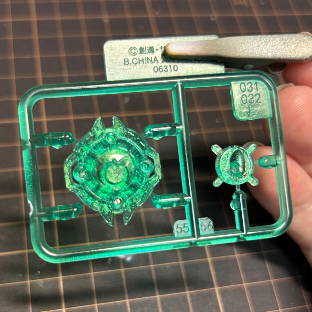 手早く完成されるためにランナー状態で作業を進めました。ランナー状態で表と裏に光沢クリア、裏にガイアノーツのプリズムブルーグリーンをエアブラシで吹いて少しキラキラした感じを出しています。