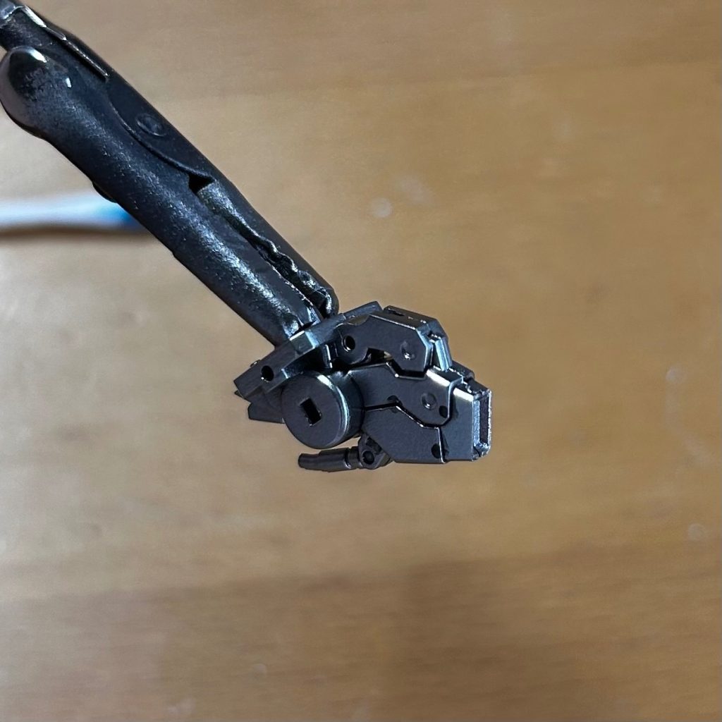 拭き取り前の写真しかない…フレーム部分はクリア塗装後に少しだけマスキングしてEXブラック→ダークステンレスシルバーで塗装して墨入れ。シリンダー部分やファンネル、バーニア内部などはクリアレッド、クリアオレンジ、スターブライトゴールドで筆塗りしています。