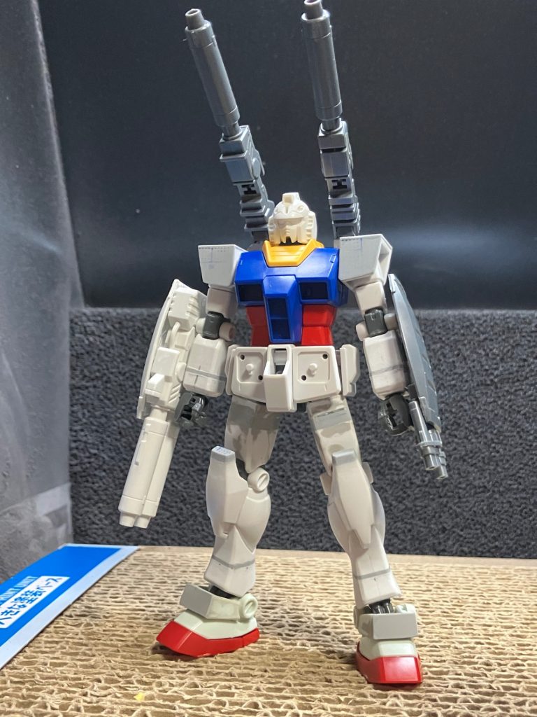 ベースはHGのGアーマーのガンダムになります。そこから足を計4mm、腕1mm、膝2mm、肩の厚みを1mm延長し頭をG30thに靴をHGリバイブのガンダムをミキシング、追加装備はガンプラエースの付録を使用しました。シンプルな見た目ですが、過去一手を加えました！w