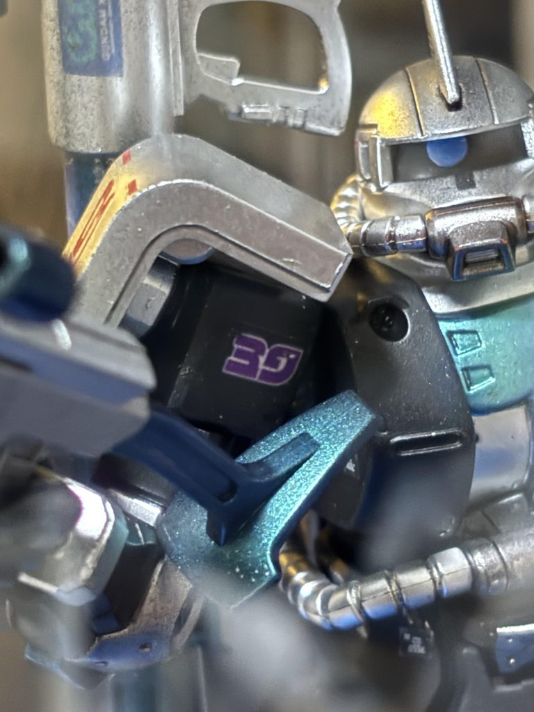 大変だったのは、背景透明タイプの水転写デカール用紙は下地が黒いと全く見えなくなるということ。そこで下地にシルバーを塗ってからデカールを貼りました。はみ出たシルバー部分は黒でリタッチして誤魔化してます。