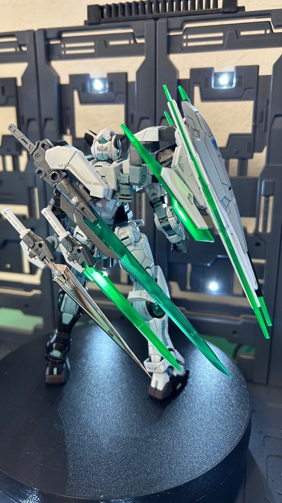 バックパックはRGのクアンタのGNドライブとフレームがそのままエクシアの太陽炉の半分を外すとそのまま取り付ける事ができたのでそのまま使いました( * ॑꒳ ॑*)GNショートソードはパーツが足りずそのままエクシアのメッキパーツを使っています。