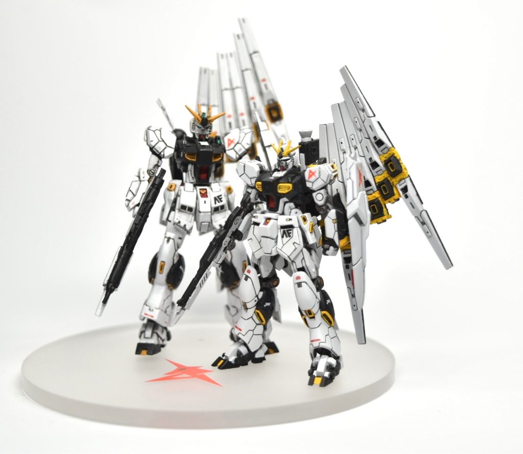 数年前に勢いでHiνガンダムを改造して作ったνガンダムとツーショット。νガンダムが出るって分かってたらわざわざ作らんかったわ！😭ってかそういうの多いです、自分。笑